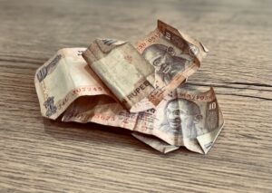 पैसे बचाने के 10 बेहतरीन तरीके जो आपकी जिंदगी बदल देंगे